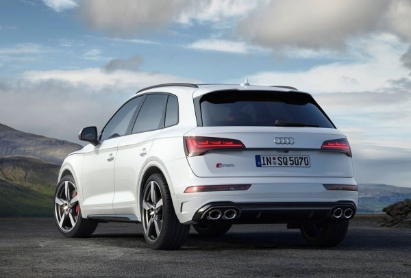 Към момента Q5 е най-успешният модел на марката на пазара. Сега той и неговият по-спортен брат SQ5 получават адаптивен круиз-контрол като част от стандартното оборудване за 2023 г. Във варианта Premium Plus се добавя аудио-система B&O, а версията Q5 55 получава уникални OLED задни светлини. 