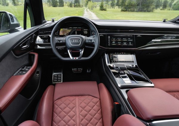 Най-големите промени в SUV-сегмента са при моделите Q7 и Q8. Първият &ndash; във версия 45 TFSI, вече е оборудван с обновен 4-цилиндров двигател с 261 к.с. Шевовете от изкуствена кожа са стандартни на таблото в цялата гама, а адаптивният круиз-контрол е добавен към допълнителния пакет, повишаващ удобството.
. 
Във версията SQ7 се добавя двойно стъкло за по-добра шумоизолация като част от пакета Executive, а 22-цоловите джанти ще се предлагат за модела по-къно тази година. 