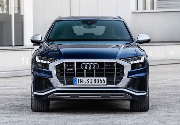 Крос-купето Q8 също ще се предлага с пакет Executive, но ще получи Matrix LED-фарове като стандартно оборудване в допълнение към специалната анимация във фаровете при заключване и отключване на автомобила. В същото време, собствениците на RS Q8 (моделна година 2023) ще получат кожена тапицерия Fine Nappa и електрически щори като стандартно оборудване. 