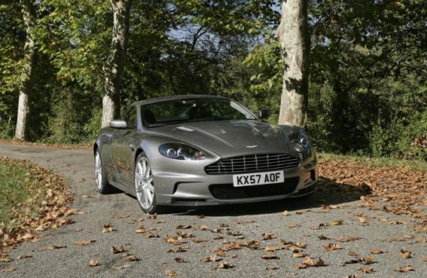 Тази кола е определяна като „Златният стандарт на луксозните суперколи в Англия“ и Кавил, подобно на много други английски актьори, притежава такава. Той я купува след пробива си  киното в края на първото десетилетие на този век. По ирония на съдбата DBS, който звездата купува, у частва във филма за Джеймс Бонд „Казино Роял“ от 2006 г. Кавил до последния момент е сред фаворитите за главната роля, но в крайна сметка губи от Даниел Крейг.

Актьорът признава, че си пада по високите скорости и дори веднъж е успял да развие 290 км/ч с тази кола на аутобан в Германия. Максималната скорост на DBS е 307 км/ч, като благодарение на двигателя с 510 к.с. ускорението от 0 до 100 км/ч отнема 4,3 секунди.