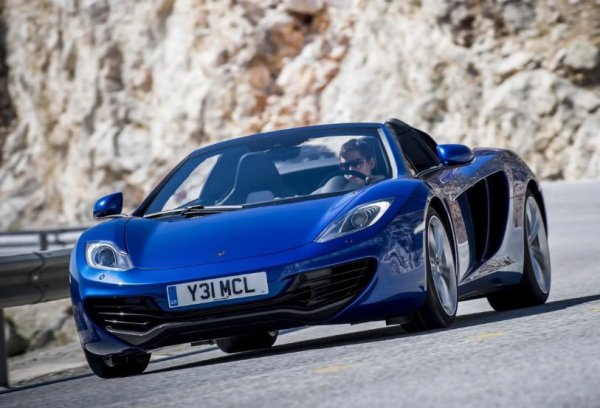 MP4-12C отбеляза завръщането на McLaren на пазара на суперколи в началото на 2010 г., съперничейки на Lamborghini Aventador, Aston Martin Vanquish и Ferrari 458 Italia. Кавил често е забелязван зад волана на бял 12C Spyder, който е оборудван с двигател с близо 600 к.с. Този кола развива 330 км/ч, както ускорението от 0 до 100 км/ч отнема само 3,2 секунди