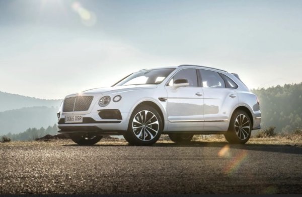 Поредната англисйка кола в гаража на актьора отново е Bentey, но от друг сегмент. Твърди се, че Кавил е купил луксозния SUV почти веднага след излизането му на пазара през 2016 г. Колата на актьора е най-мощната си версия – с 6,0-литров W12 двигател, който произвежда впечатляващите 600 к.с. Ускорението от 0 до 100 км/ч става само за 3,8 секунди, а максималната скорост е 290 км/ч