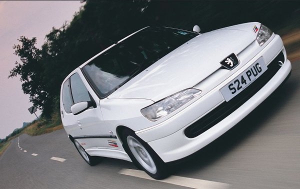 Френският хот-хеч от 90-те години на миналия век има доста почитатели в наши дни. Кавил обаче се е сдобил с колата в началото на кариерата си. Актьорът твърди, че този автомобил доставя огромно удоволствие от шофирането, като мощността от 165 к.с. е повече от достатъчна, тъй като 306 GTI тежи едва 1220 кг. 

С тази кола човек се чувства като на картинг, особено при преминаване през поредица от завои, а това е едно нещата, които британецът много харесва в нея.