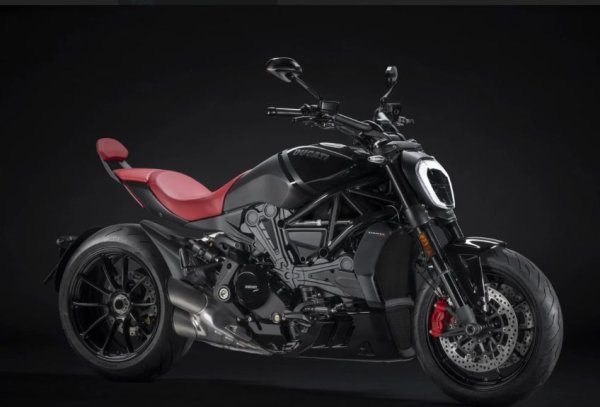 Важно е да споменем, че Кавил е голям фен не само на автомобилите, но и на мотоциклетите. Всъщност той притежава две  Ducati (второто е Ducati Panigale V4S), но в случая се спираме на XDiavel S. Това е брилянтна машина, оборудвана с двигател с 1262 куб. см, който позволява ускорение от 0-до 100 км/ч за по-малко от 3 секунди, а максималната скорост е 271 км/ч.