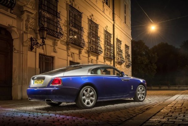 Поредната британска кола в колекцията на актьора.Заедно с двете си Bentley, Aston Martin и McLaren, Кавил притежава и Rolls-Royce Wraith. Може би, е най-добрият символ на богатство и блясък на автомобилния пазар, Wraith струва над 500 000 евро, като е оборудван с 6,6-литров V12 с двойно турбо, който развива 624 к.с. и може да ускори от 0 до 100 км/ч за 4,4 секунди.