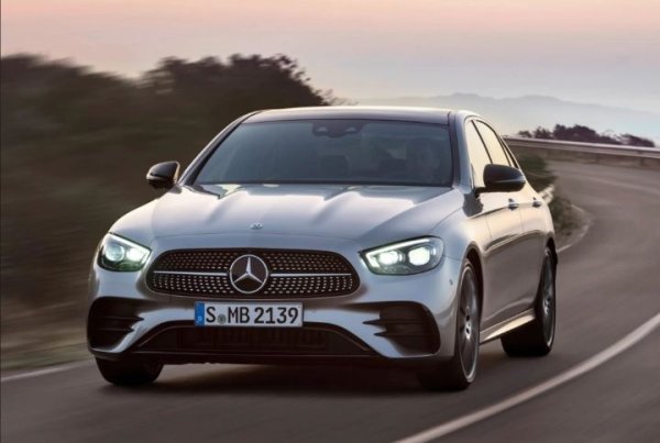 Този невероятен списък завършва с елегантна и бърза кола, която Кавил притежава от 2019 г. Нейната максимална скорост е ограничета на 250 км/ч, но това не притеснява актьорът. Задвижването на AMG 53 става с 6-цилиндров двигале, който развива 429 к.с. Подобно на Cadillac XTS, този E-Class му помага да се придвижва, без да привлича внимание, но и да бъде доста бърз, когато се налага, тъй като ускорението от 0 до 100 км/ч отнема само 4,4 секунди.
