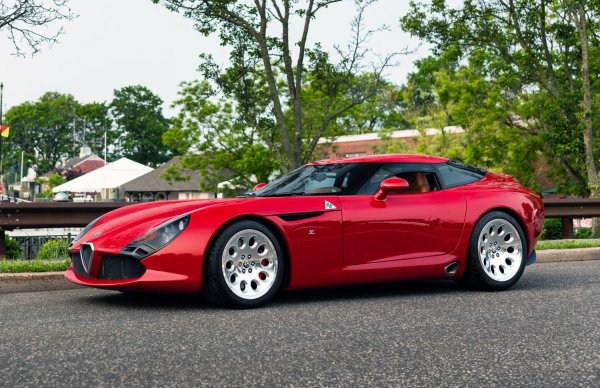 Година на производство: 2011

Произведени бройки: 9

Alfa Romeo TZ3 Stradale е може би най-необичайният италиански, тъй като съчетава италиански стил с мощта на американски двигател. Създаден от Zagato, TZ3 Stradale е базиран на платформата Dodge Viper и е оборудван с 8.4-литров V10 двигател с мощност 600 к.с. Тази уникална смесица от две автомобилни култури в една кола я е превърнала в обект на възхищение сред колекционерите.
