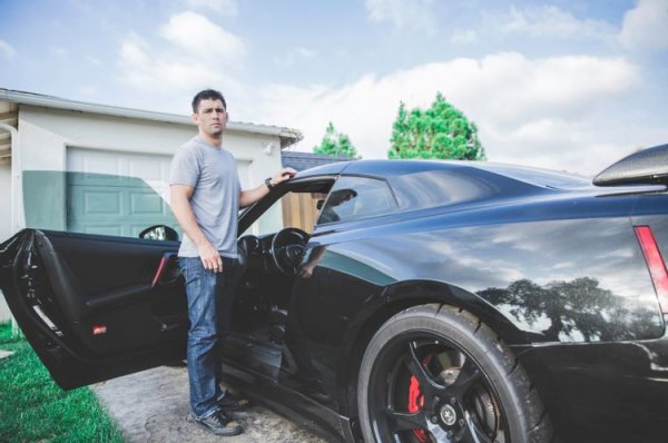 Когато не защитава титлата си в Октагона, шампионът в тежка категория Доминик Круз често може да бъде видян в Сан Диего и околностите му, като обикновена е зад волана на своя Nissan GT-R от 2012 г. Круз твърди, че е избрал японската суперкола пред моделите на Lamborghini, на които залагат конкурентите му в UFC. А причината е, че иска автомобилът му не само да изглежда добре, но и да се представя забележително на пътя.