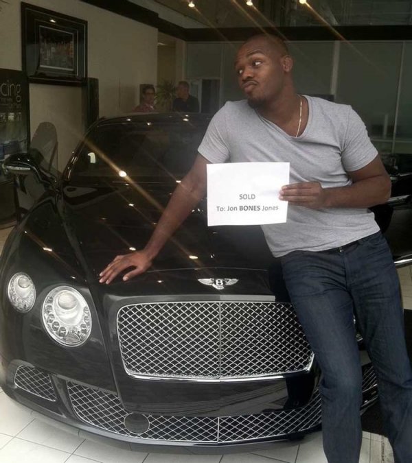 В продължение на десетилетие Джон Джоунс беше на върха в света на ММА, след като преди това стана най-младият шампион в UFC. През 2012 година той си купи чисто ново Bentley Continental GT, за което плати 200 000 долара. Скоро след това Джоунс катастрофира с колата, но тя беше възстановена и той продължи да я кара.