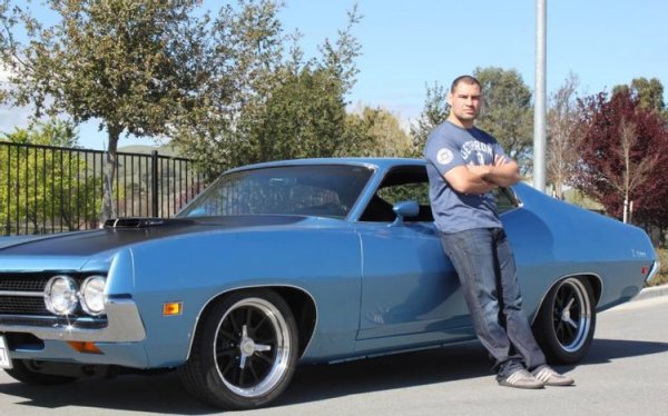 Веласкес притежава един от най-зашеметяващите автомобили в историята, като се опитва да го поддържа във форма и го кара поне веднъж седмично &ndash; или до фитнес-залата, или до магазина, или просто на разходка. Каин не крие, че е голям фен на марката, като твърди, че в неговото семейство винаги са карани именно Ford-ове. Затова и се е спрял на тази кола, която е наистина забележителна и струва страшно много пари.