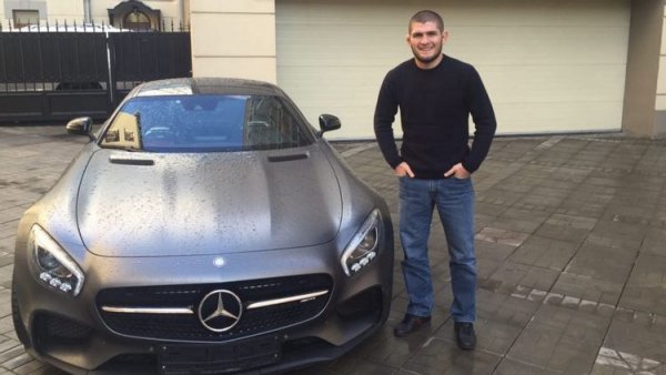 Най-успешният MMA-боец не е от хората, които постоянно публикуват свои снимки в спортни автомобили, въпреки че притежава много от тях. Сред тях е и Mercedes-AMG GT с 4,0-литров туин-турбо V8 двигател, който Хабиб получи след спечелването на титлата в UFC. Тази кола имаше нещастна съдба, защото Нурмагомедов я даде на свой приятел, който я разби в стълб. За щастие, няма пострадали при инцидента, но колата е за скрап. Чеченецът има още един такъв Mercedes в гаража си.