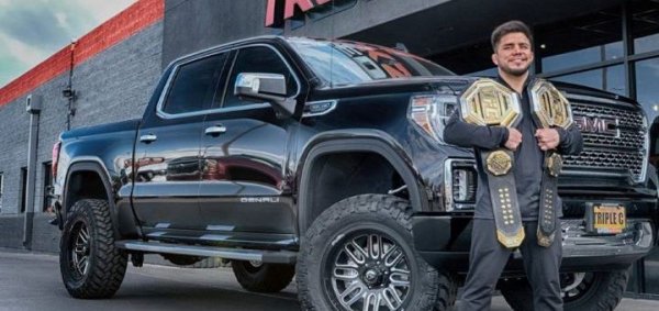Шампионът на UFC в тежка категория бе изненадан за 33-ия си рожден ден от един от спонсорите си &ndash; компанията LiftedTrucks.com. Тя му подари току-що излезлия GMC Sierra 1500, в който Хенри буквално се влюби от пръв поглед. Боецът е категоричен, че това е идеалната кола и тя му върши идеална работа.