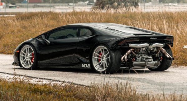 Дерик Луис притежава уникален Lamborghini Huracan с двойни турбокомпресори. Тази кола получава чифт турбокомпресори от състезателния Racecraft, като има и задвижване на четирите колела. Тези подобрения правят суперколата много трудна за каране, още повече че двигателят също е пипан допълнително. Затова и самият Луис признава, че рядко кара този автомобил.