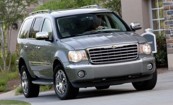 Първият SUV с емблемата на Chrysler можеше да бъде пазарен успех, но за съжаление на създателите му се оказа, че повечето купувачи в Америка все пак имат очи. Тук подходът на дизайнерите до голяма степен съвпада с този на пернишки тунинг майстор: формата няма значение, ако сложиш повечко хром. 
