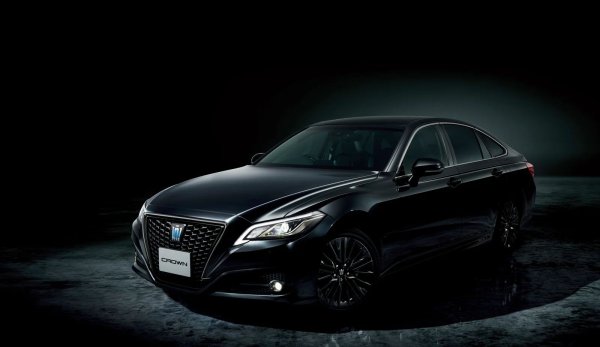 Crown е водещият модел на Toyota в Япония от близо 70 години. Може би най-добрата му версия, който краси местните пътища, е S220. Тя се продава с 3,5-литров V6 двигател с мощност 354 к.с. като при Lexus GS 450h.

За разлика от съвременните хибриди на Toyota обаче, моделът все още разполага с eCVT. За щастие, това не се отразява на производителността - Crown V6 Hybrid ускорява до 100 км/ч за по-малко от 5 сек. Интериорът на S220 Crown се усеща първокласно, както подобава на флагмански автомобил.
