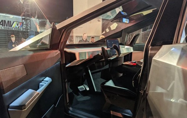 Но Cybertruck е интересен и с други неща. Пикап, който прави 0-100 км/ч за три секунди, може да тегли 6.3 тона, и ще измине 800 км с едно зареждане (стига, разбира се, да се изръсите 70 000 долара за версията с голяма батерия и три електромотора). Базовото ниво е по-скромно - 40 000 долара, 400 км пробег и теглителна способност до 3.5 тона. 
Освен това Cybertruck ще има автопилот, достъп до отличната зарядна инфраструктура на Tesla, и възможност за софтуерни ъпдейти в движение. 
Въпросът е само дали и този път компанията няма да пропусне собствените си срокове, които за момента обещават пазарен дебют през септември 2021. 
