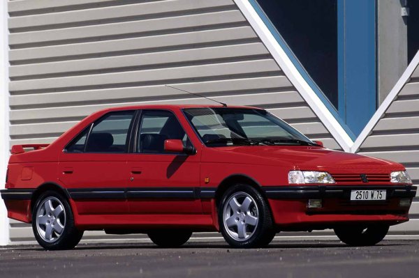 Съкращението T16 заема специално място в историята на Peugeot и по-конкретно при модела 405. Между другото, от тези редове ясно личи колко популярни са големите седани преди около три десетилетия. Този френски представител е поредното отлично доказателство за това.

Седанът дебютира на пазара през 1993 г., като цивилната му версия е директна разработка на базата на състезателните прототипи от планинското изкачване Пайкс Пийк и рали Дакар. Моделът се представя феноменално на пътя, главно благодарение на своя 2-литров 4-цилиндров бензинов мотор с мощност 196 к.с.
