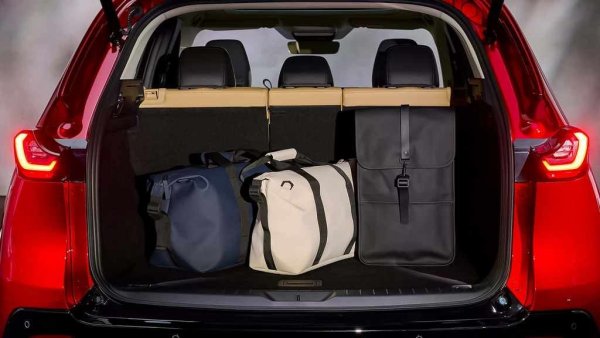 Пространството в багажника също се подобрява. Задният капак има малко по-широк и по-нисък отвор за по-лесно товарене, плюс купувачите получават допълнителни 5 см дължина и 2,8 см височина на товарното отделение. Товарният обем е вече 583 литра. 
