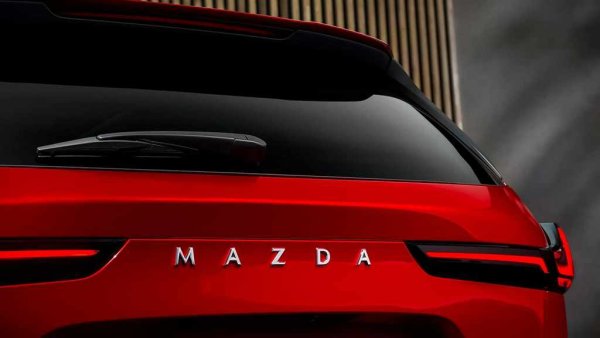 Задната част въвежда нов надпис „MAZDA“ върху капака на багажника (същата ще откриете и вътре на волана), а задните светлини са по-остри – напомнящи на по-големия CX-70. Купувачите ще могат да изберат и спортни 19-цолови джанти в най-високото ниво на оборудване.
