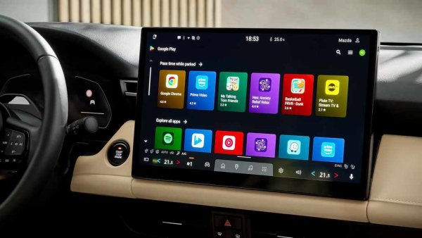 Може би най-значимите промени в CX-5 са вътре. Новият SUV може да се похвали с голям 15,6-инчов централен сензорен дисплей - най-големият в който и да е продукт на Mazda до момента. Той използва нов потребителски интерфейс с вградена технология Google, допълнена с функции като Google Assistant, Google Maps и други.
При по-ниските нива на оборудване екранът е 12.9 инча. 

