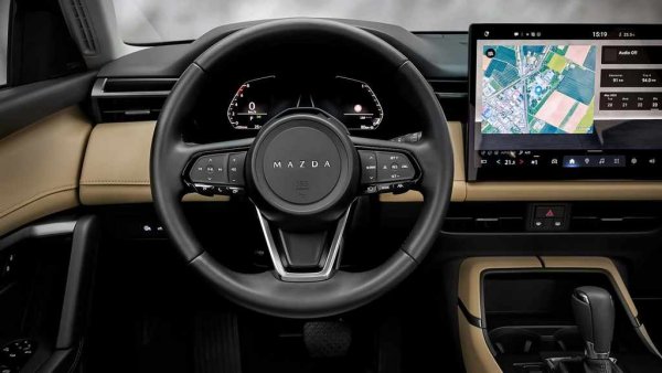 Приборите също са разположени върху дигитален дисплей с диаметър 10.25 инча, който може да показва също навигационни инструкции или развлекателни функции от каталога с над 100 различни приложения, които вървят със системата от Google. 
