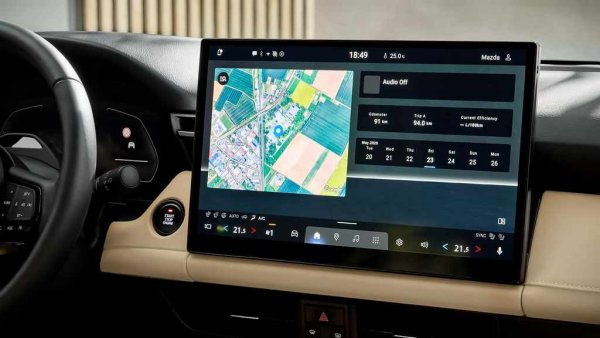 За съжаление, няма нито един физически бутон, разположен на таблото или близо до скоростния лост. CX-5 2026 се отказва от предишния контролер и копче за сила на звука, и двата разположени близо до скоростния лост, за да се използват изключително сензорни бутони и контроли на волана. Но поне последните са физически бутони, а не сензори.
