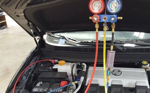 Нека помислим и за такава благословия като климатика . Ако сензорът за налягане на фреона в климатичната система се счупи или има изтичане на хладилен агент, можете да се разделите със значителна сума пари. В крайна сметка самият фреон поскъпна доста напоследък. Сензорът е още по-скъп, но трябва да се смени, защото ако това не се направи, системата ще „види“, че радиаторът на климатика прегрява и ще започне да се опитва да го охлажда, като включи вентилатора, който ще върти без да спира и скоро ще излезе от строя.