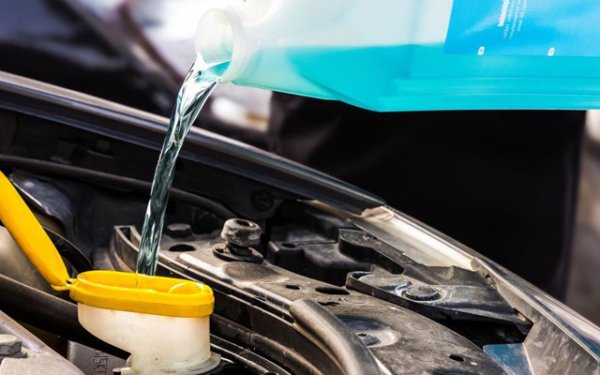 И ако пестите пари и излеете нискокачествена охлаждаща течност или такава, разговорно наричана "менте" в охладителната система, тогава проблемите ще бъдат по-сериозни. Когато температурата се повиши, антифризът може направо да избухне с открит пламък, което ще доведе до пожар под капака на автомобила.