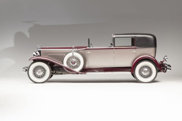 Конфигурация: задно предаване, двигател отпред
Двигател: 7-литров редови с 8 цилиндъра
Конски сили: 265 при 4 250 об/мин
Скоростна кутия: 3-степенна ръчна
Максимална скорост: 160 км/ч
Тегло: 2450 кг
