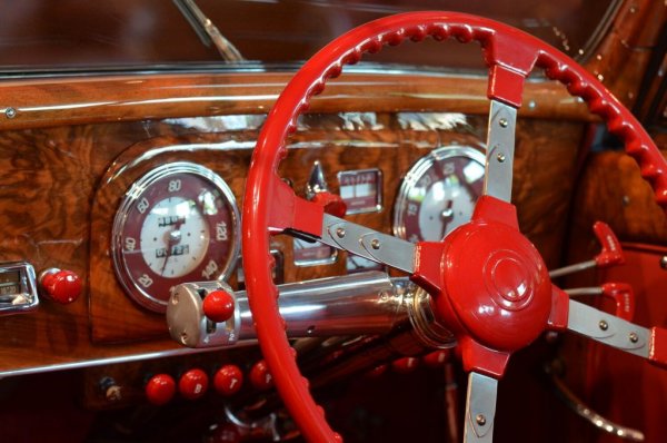 След войната производството продължава със същия 3.6-литров двигател, който е използван и през 30-те. Френското правителство обаче налага високи данъци за мотори с обем над 3 литра и слага край на модела. Днес 135 е един от най-търсените и ценени френски автомобили, до голяма степен и благодарение на разнообразието от каросерии, изработени от майстори като Chapron (в случая), 
Figoni et Falaschi, Franay и Saoutchik.
