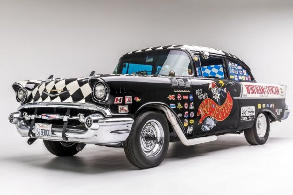 Базирана върху Chevrolet модел '57, "Черната вдовица" е легендарна състезателна кола от NASCAR. Тази конкретна бройка, известна като "Шута", е първата от общо шест сглобени. След трагедията на Льо Ман през 1955 отношението към състезанията се променя и големите производители не могат директно да подкрепят състезателните отбори, затова се налага да го правят "под тезгяха". 
