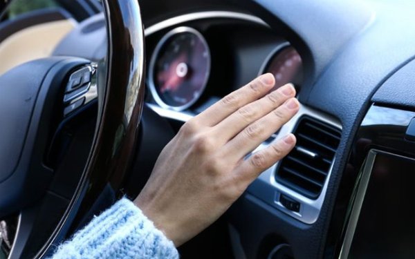 Системата за отопление на салона също е подложена на сериозно натоварване. Тя помага не само за затопляне на интериора, но и за размразяване на стъклата.

В този случай въздушният поток трябва да бъде насочен веднага след стартиране на двигателя, тъй стъклото може да се счупи поради рязката промяна на температурата. 

Самата система обаче също трябва да бъде щадена при прехода от студено към по-топло време, като се препоръчва нейните компоненти да бъдат внимателно проверени. И при нужда увредените в студеното време (ако има такива) да бъдат заменени.