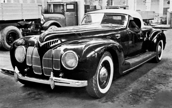 Двуместното купе ЗИС-101А-Спорт, представен през 1939 година, бил много напреднал за предвоенното време автомобил. Съветската преса се изказала доста ласкаво за проекта, като моделът бил определен като "спортна лимузина". Но машината била произведена в един-единствен екземпляр и така и не влязла в серия, за което спомогнало и началото на войната.