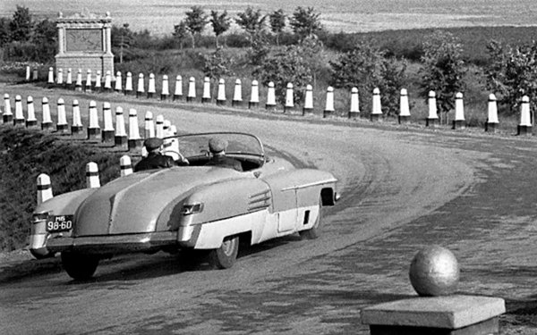 Спортният автомобил е оборудван с 6-литров бензинов двигател със 160 конски сили. Агрегатът е работил съвместно с тристепенна механична скоростна кутия и е можел да ускори колата до около 200 км/ч. Няколко години по-късно инженерите модернизират ЗИС-112, след което максималната скорост на автомобила се увеличава до 210 км/ч.