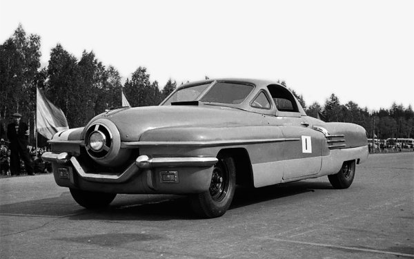 Не останал настрана и водещият съветски автомобилен завод ЗИЛ. През 1951 г. в това предприятие е сглобено спортното купе ЗИС-112. Автомобилът е построен на базата на лимузина ЗИс-110 и е оборудван с един голям фар в центъра, за което колата получава прякора &bdquo;Циклоп&ldquo;.