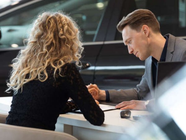 Този документ трябва да покаже, че продавачът на колата е нейният реален собственик. Така ще се уверите, че тя не е крадена и съответно няма опасност след няколко дни да се появи нейният истински собственик, който ще си я вземе обратно. Освен това, в документа са вписани както регистрационния номер, така и номерата на рамата и на двигателя, които също трябва да бъдат проверени, за да може да се убедите, че те отговарят на записаните в документите. Никога не се съгласявайте на покупка на автомобил, чийто продавач не разполага с оригиналния талон, колкото и той да се опитва да ви убеди, че ще ви ги даде след няколко дни.