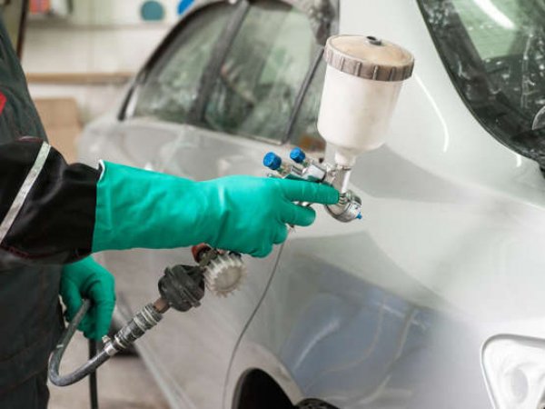 Някои продавачи пребоядисват автомобилите си по причини, които са напълно безобидни. Например, с това искат да увеличат стойността при препродажбата или просто защото не им харесва външния вид. Други обаче използват нова бояджийска работа, за да скрият повреда от катастрофа или появата на ръжда. Затова задължително трябва да се разбере, дали колата е пребоядисвана.