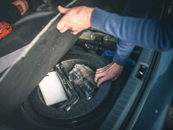 Резервната гума и крикът са част от стандартно оборудване за безопасност на автомобила. Както не бихте купили кола без предпазни колани, така не купувайте такава без тези два много важни елемента. И ако крикът в повечето случаи е стандартен, то с гумата нещата може да бъдат различни. Уверете се, че тя е налице и е в добро състояние, като отговаря на размери за модела и марката на автомобила, който купувате.