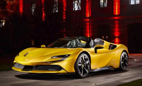 Един електрически мотор стои между V8 и осемстепенната преселективна скоростна кутия, два задвижват предните колела и осъществяват управление на вектора на тягата. Задната предавка е &bdquo;електрическа". 

Пробегът при изключен двигател достига 25 км при скорост до 135 км/ч. В режим berserk SF90 Stradale ускорява до 100 км/ч за 2,5 секунди и до 200 км/ч за 6,7 секунди. Откритата версия на Spider (на снимката) е само малко по-бавна.
