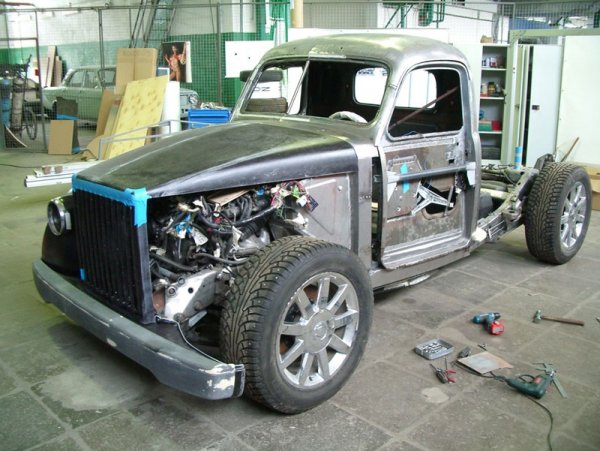 Тунерите от Pemespiba са оборудвали салона на ГАЗ-51 Hot Rod богато. Налични са климатроник, модерна аудио система и други