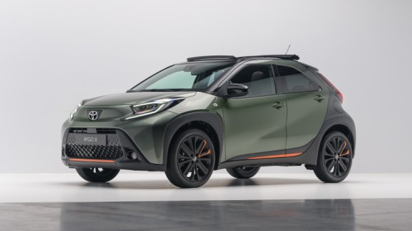 Още един "голям скок за човечеството". До миналата година обикновеното Aygo бе една от най-евтините коли в България и предпочитано средство за доставка на пица. Но сега на негово място идва новото Aygo X - повдигната кросоувър версия със симпатичен дизайн, но с над 10 хилядарки разлика в цената. Базовото Aygo X e с еднолитров бензинов мотор, 72 коня мощност, автоматична CVT трансмисия, адаптивен круиз контрол, LED светлини, 8-инчова мултимедия, кожен волан, 17-цолови алуминиеви джанти, климатик. 

Цена на Aygo през декември 2020: 19 350 лева (разлика -12,940)
Цена на Aygo през декември 2019: 18 990 лева (разлика -13,300)
Цена на Aygo през декември 2018: 18 990 лева (разлика -13,300)
