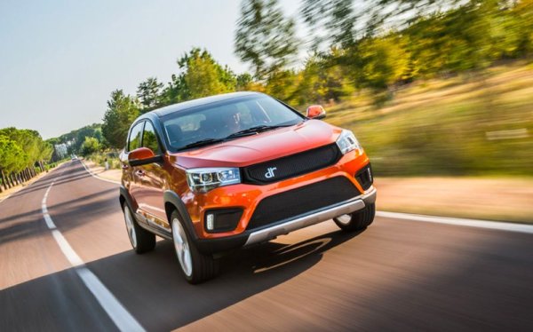 Това е всъщност китайският Chery Tiggo, който италианската компания DR Automobili модифицира, за да отговаря на европейските стандарти. Вносител в България е дългогодишният представител на Citroen у нас. 
DR 3 е кросоувър с дължина 4.17 метра, задвижван от 1.5-литров бензинов агрегат със 116 конски сили, и с 5-степенни ръчни скорости. Срещу още около 2000 лева можете да го имате и с фабрична газова уредба.
Серийното оборудване е доста щедро: климатик, 8-инчова мултимедия с опция за свързване със смартфон, круиз контрол, автоматични светлини. 

Цена през декември 2020: 29 290 (разлика -830)
Цена през декември 2019: n/a
Цена през декември 2018: n/a