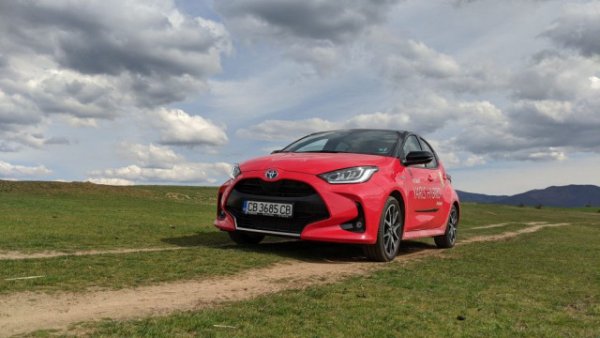 Новото поколение на Yaris добави и симпатичен дизайн към традиционните достойнства на модела. Базовата кола е с еднолитров бензинов мотор със 72 коня мощност и ръчни скорости. 
Ниво на оборудване Light ви дава стоманени джанти, електрически огледала, климатик, 7-инчова мултимедия, смартфон интеграция с Android Auto и Apple CarРlay, и даже гласово управлене. 

Цена през декември 2020: 27 490 лева (разлика -1500)
Цена през декември 2019: n/a
Цена през декември 2018: n/a