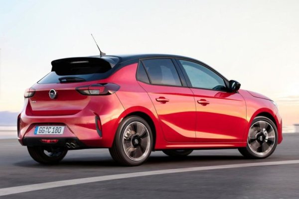 Базовата Corsa е с 1.2-литров трицилиндров двигател със 75 коня мощност и 5-степенни механични скорости. Оборудването включва 5-инчова мултимедия с Bluetooth (но без системата Mirrorlink), круиз контрол, електрически стъкла, мултифункционален волан. Не включва обаче климатик, за който се доплащат 1205 лева.

Цена през декември 2020: 26 745 лева (разлика -650)
Цена през декември 2019: n/a
Цена през декември 2018: 19 380 лева (разлика -8015)
