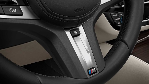 Някои не виждат смисъл в това, но всеки, на които му се е налагало да сяда на ледената кожена седалка през зимата, ще оцени тази екстра. Същото се отнася и за отоплението на волана. След като разполагате с него, спокойно можете да свалите ръкавиците в студеното време. Двата нагревателя често се предлагат в пакет.