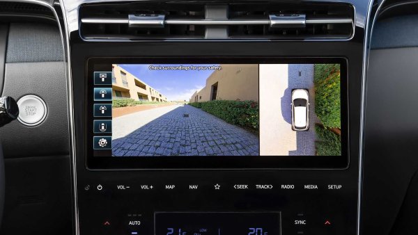 Едно време шофьорите се учеха да паркират без звукови сигнали, така че по-възрастните и по-оптитните от тях нямат нужда нито от камери, нито от парктроник. Въпреки това, почти всеки е причинявал удар или драскотина. Първите системи за помощ при паркиране се появиха през 90-те години на Mercedes-Benz S-Class, но сега вече са стандартни за повечето нови модели.

Това е добре, защото никога не се знае дали зад колата не стои дете или невнимателни минувачи. Точно в такива случаи камерите често се предупреждават, като издават и акустичен сигнал. Наличието на тази полезна екстра (особено 360-градусов изглед от птичи поглед) обаче не означава, че не трябва да се използват огледалата.