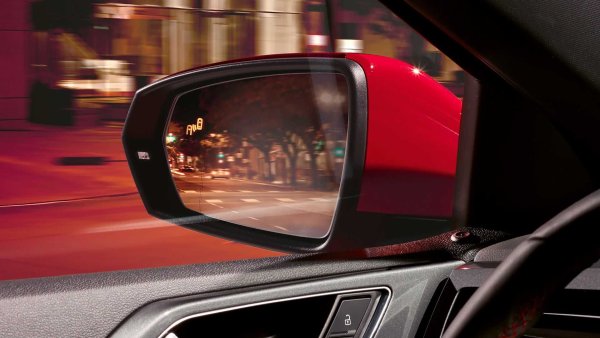 В автомобилни школа инструкторите учат своите курсисти да гледат през рамо, но в реални условия малцина го правят. Причините са натрупано самочувствие през годините или по-слаба подвижност заради възрастта на шофьора. Затова и предупреждението за мъртвата зона във външното огледало е разумна идея. Благодарение на тази функция са избегнати много инциденти на пътя и са спасени животите на пешеходци или велосипедисти.