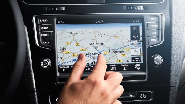 Най-големият принос на тези технология е, че е предотвратила огромен брой спорове и скандали между возещите се в автомобила заради посоката на пътуване. За съжаление, някои фабрични предложения все още са много скъпи, но пък вече има добри и евтини алтернативи – като Google Maps, например, които работят чрез сдвояване на смартфон.