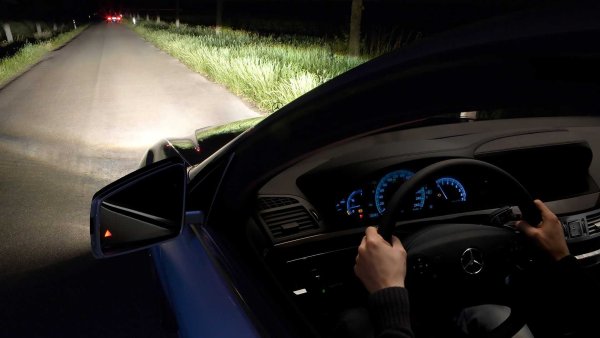 Някои хора не смеят да включат дългите светлини, защото може да забравят да ги изключат отново. Други го правят и не се притесняват, че могат да причинят инцидент, тъй като заслепяват идващите насреща. Следователно тази интелигента система, която често е с LED-фарове, върши отлична работа. Единственият недостатък е, че някои автоматични светлини затъмняват твърде късно.