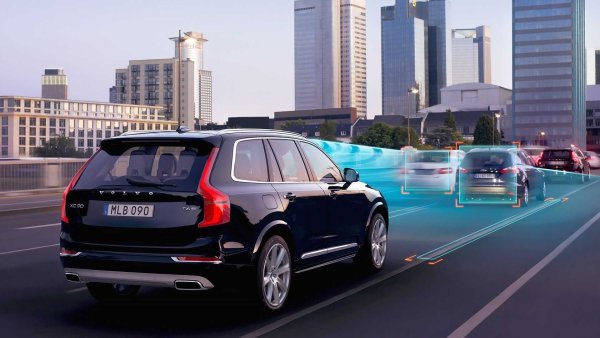 Дори класическият круиз контрол е нещо добро, особено на магистрала. Още по-добри са адаптивните системи, които използват радар, за да измерват разстоянието до автомобила отпред и да го коригират, ако е необходимо. Това означана комфорт при маршрути на дълги разстояния, но внимавайте - не трябва да разчитате сляпо на такава система.